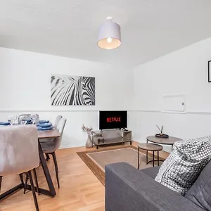  Apartment 4 Bedroom House With Parking & Garden By Cherry Short Let's & Services